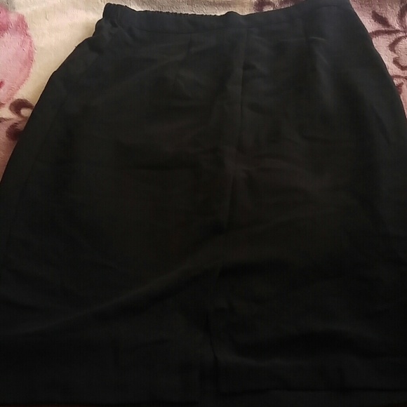 Black skirt - Picture 2 of 2